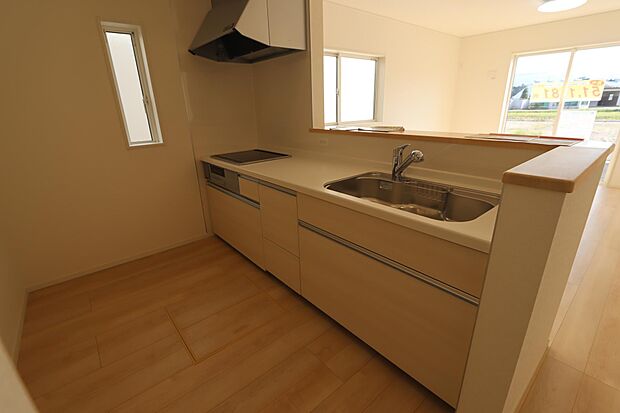 飲み物や缶詰の保存に便利な床下収納付き♪