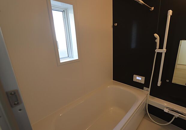 足が伸ばせる浴槽は、1日の疲れを癒してくれます♪