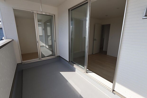 ルーフバルコニーは外出時の急な雨にも安心♪2室から行き来出来るのがおススメです♪