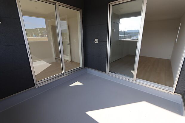 ルーフバルコニーは外出時の急な雨にも安心♪2室から行き来出来るのがおススメです♪