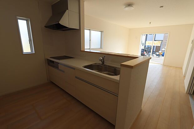 飲み物や缶詰の保存に便利な床下収納付き♪