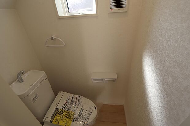 写真は1階トイレですが、2階にもあります♪