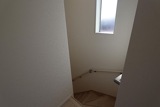 2階の階段スペースに窓があり明るいです♪　