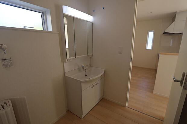 シャンプドレッサーに窓付きの洗面スペース♪キッチンからの家事動線が良い間取です