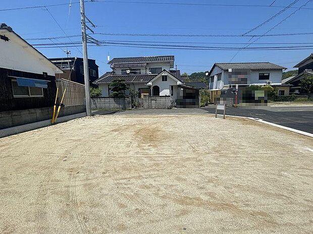 前面道路は北側幅約4ｍ、東側幅約5.3ｍあり、車の通行や駐車もしやすいのが魅力です♪