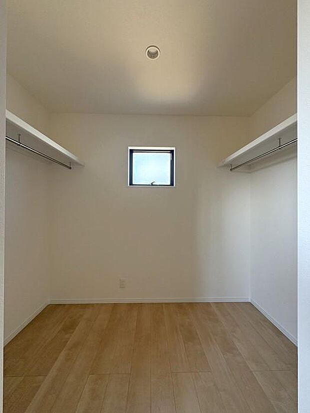 主寝室のウォークインクローゼットです♪洋服の収納に便利なハンガーパイプ付です♪明かりがついているので、昼夜気にせず収納可能です♪