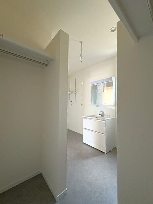 洗面室の奥にウォークインクローゼットがあります♪衣替えで時期に合わせた衣類を置いておける、便利で嬉しい空間です♪