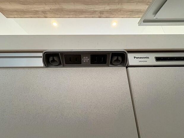 キッチンにはコンセントがついております♪調理器具を使う時にもすぐあると便利ですね♪