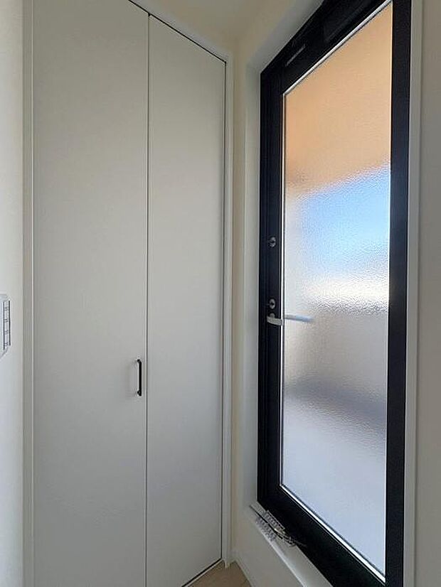 2階バルコニーに行く前の廊下の写真です。廊下収納があると、掃除用具や家族共有のものをしまいやすく便利です♪