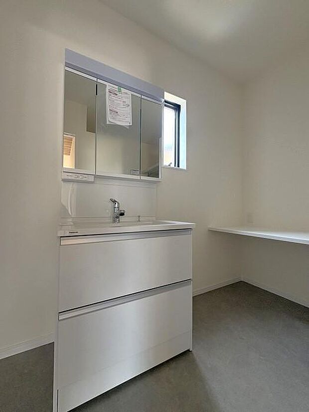 ヒーターレスでくもりにくいミラーの『Panasonic製』を採用♪全面がくもりにくい為、お風呂上がりもクリアに見え、電気代もかからず経済的です♪