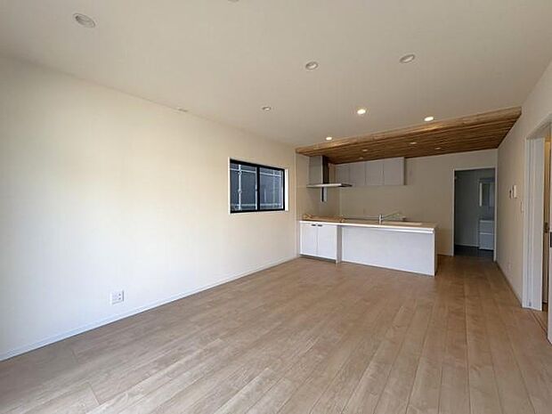 リビングにはエアコン・TVアンテナ・カーテンレール付き♪入居後すぐに快適な生活を始められます♪