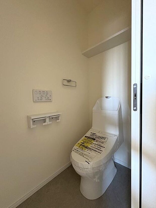 トイレは1・2階とも『TOTO』を採用。フチレスのトイレで、とても掃除のしやすい仕様です。ペーパーホルダーも2連式を採用し、使いやすさをプラスしました。