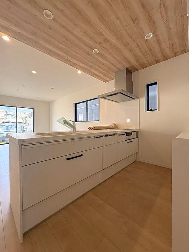 『Panasonic製』のキッチンを採用。コンロ前の壁を無くし、ふらっとにすることにより、収納スペース・作業用スペースを造り、開放感のある仕様に仕上げます♪