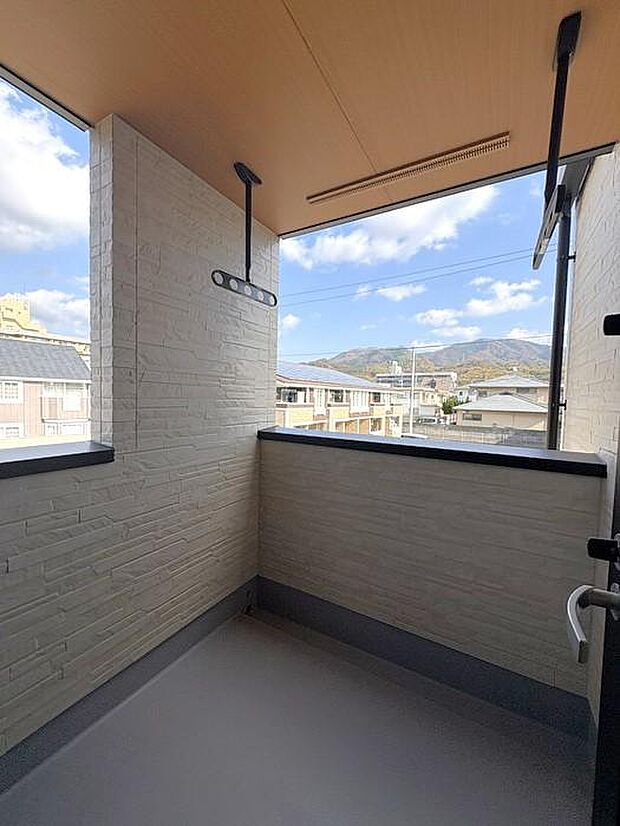 バルコニーは廊下から行くことができます♪屋根がついているので、急な小雨にも安心♪洗濯物以外に布団も干しやすい空間です♪