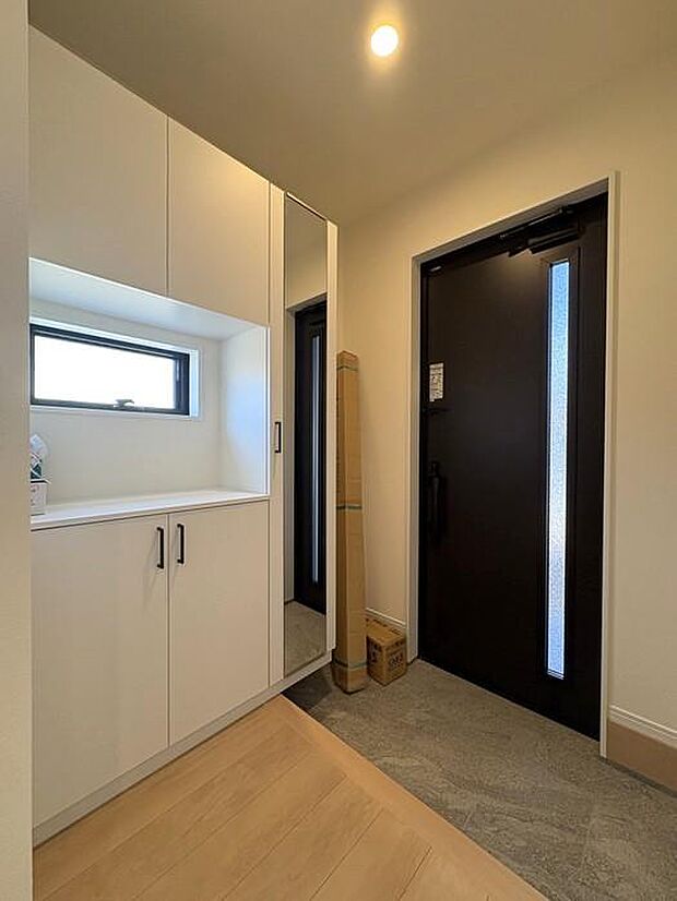 玄関窓には採光窓がついてます♪壁側にも窓がついているので、明るい光が差し込む玄関になっております♪