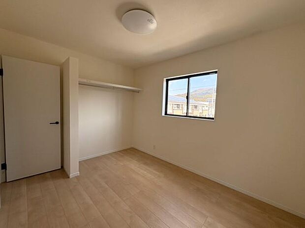 2階洋室は3部屋共に南側に窓があり、日当たり良好な居室です♪収納もついてます♪主寝室はウォークインクローゼット付です!