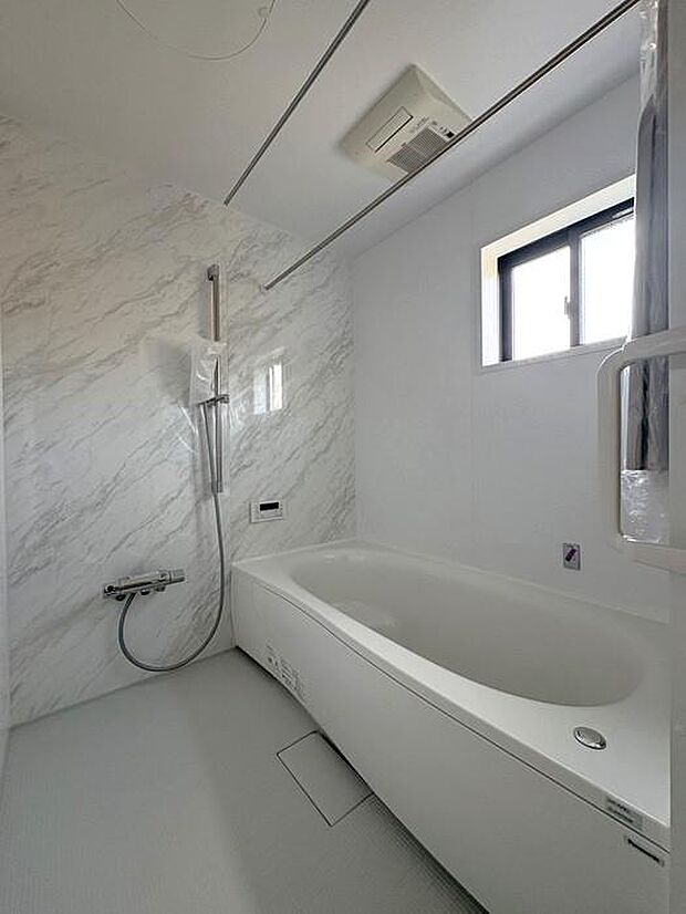 換気設備は、浴室乾燥・暖房・涼風・換気付!オートルーバー採用で、浴室内の隅々まで空気を届け循環させる事で、浴室内をしっかり換気してくれます♪お洋服の乾燥にも貢献で家事時短です♪