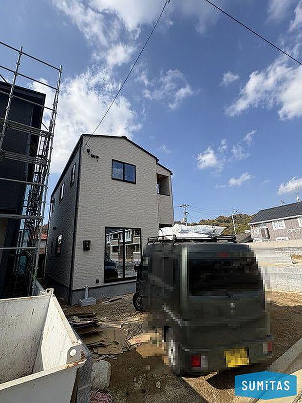 2025年12月1日時点での外観写真です。晴れた空に映える白色系の外観が特徴です♪