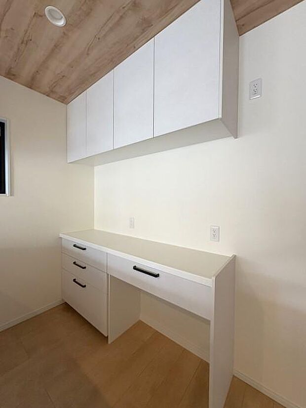 SUMiTASブランドの新築住宅には、キッチンのカップボードが備え付けです。上部・下部の二段に分け、ゴミ置き場スペースも用意した収納です。ものが多くなるキッチンを広く使えるための工夫です♪