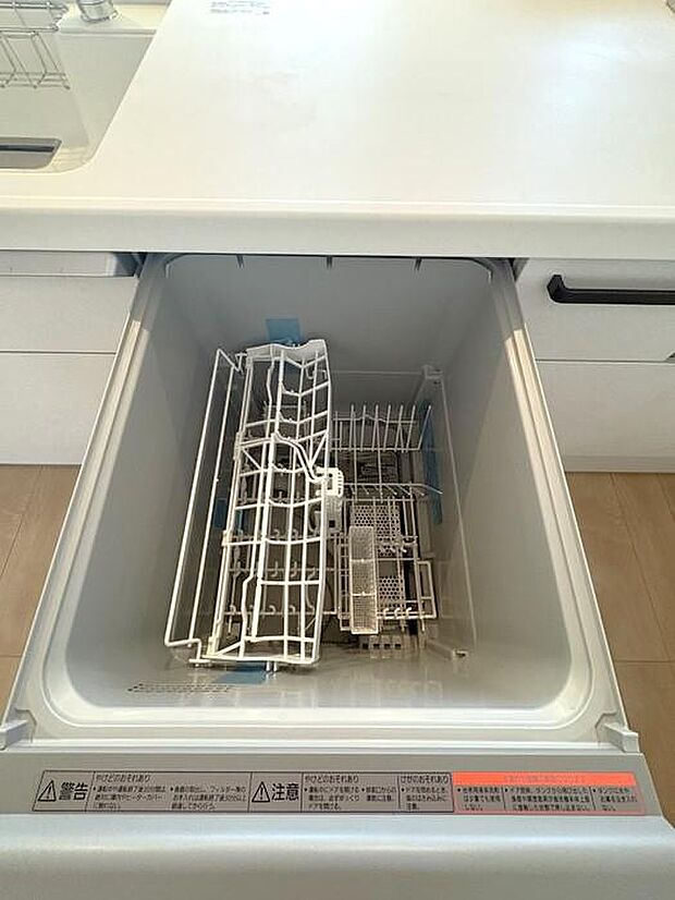 SUMiTASの新築戸建には食洗器が備え付けられております♪食器を洗う時間を短縮♪家族との憩いの時間に繋がりますね♪