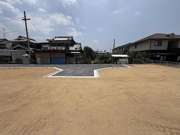 リビングは南側に大きな窓付♪暖かな日差しの差し込む家族がリラックスできる空間になっております♪
