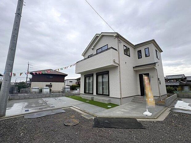 近隣商業施設へのアクセス良好な立地♪徒歩圏内にコンビニがあるので、夜遅くや早朝にも必要なものが購入できて便利です♪