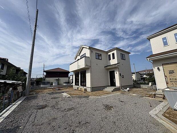 近隣商業施設へのアクセス良好な立地♪徒歩圏内にコンビニがあるので、夜遅くや早朝にも必要なものが購入できて便利です♪