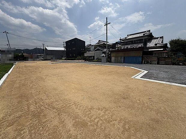 リビングは南側に大きな窓付♪暖かな日差しの差し込む家族がリラックスできる空間になっております♪