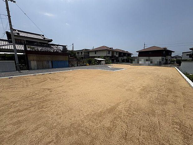 近隣商業施設へのアクセス良好な立地♪徒歩圏内にコンビニがあるので、夜遅くや早朝にも必要なものが購入できて便利です♪