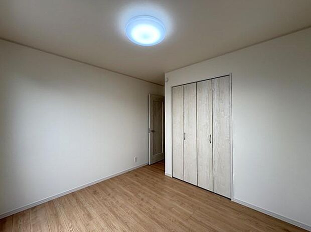 2階にある約5.75帖の洋室です♪