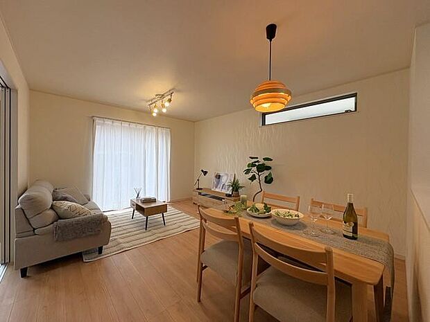 近隣商業施設へのアクセス良好な立地♪徒歩圏内にコンビニがあるので、夜遅くや早朝にも必要なものが購入できて便利です♪