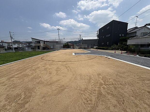リビングは南側に大きな窓付♪暖かな日差しの差し込む家族がリラックスできる空間になっております♪