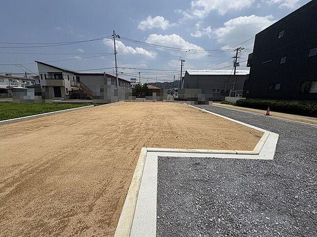 リビングは南側に大きな窓付♪暖かな日差しの差し込む家族がリラックスできる空間になっております♪