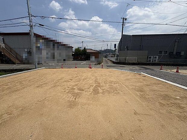 リビングは南側に大きな窓付♪暖かな日差しの差し込む家族がリラックスできる空間になっております♪