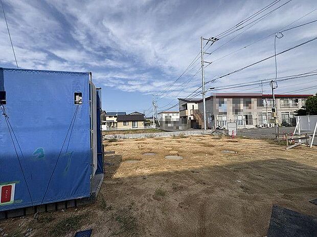 南東角地で日当たり良好♪近隣商業施設へのアクセス良好な立地♪徒歩圏内にコンビニがあるので、夜遅くや早朝にも必要なものが購入できて便利です♪