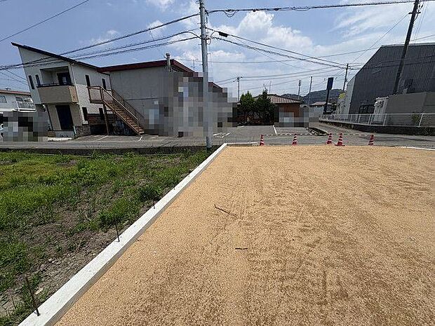 玄関にはシューズインクローゼットがあり、靴を脱がずに収納できるのが嬉しいポイントです♪アウトドア用品やベビーカーなどもまとめて片付けられ、玄関まわりをすっきり保てます♪