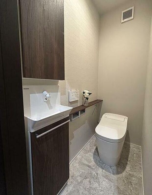 写真は1階トイレですが、2階にもあります♪