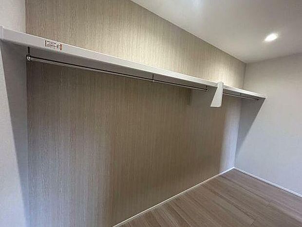 収納たっぷりのウォークインクローゼット