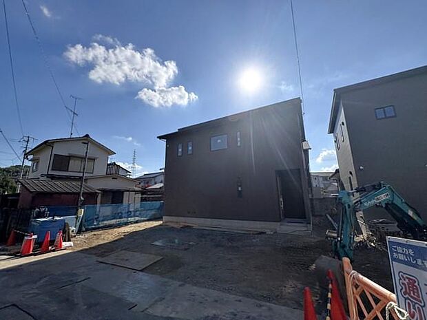 近隣商業施設のアクセス良好な立地♪バス停も3分圏内にあり、通勤・通学に便利な路線です♪