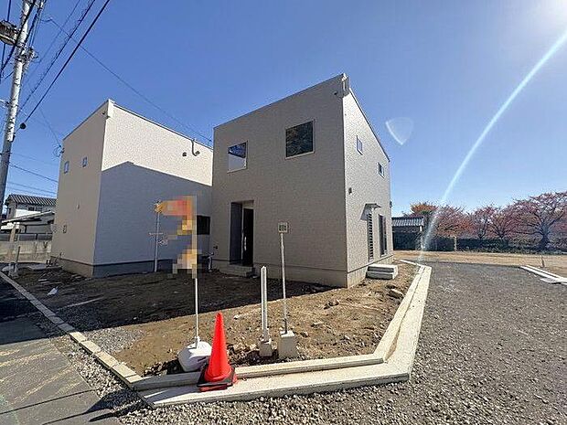 駐車3台可能です♪前面道路は幅員約4mあり、車1台がゆとりをもって通行でき、駐車もスムーズです♪