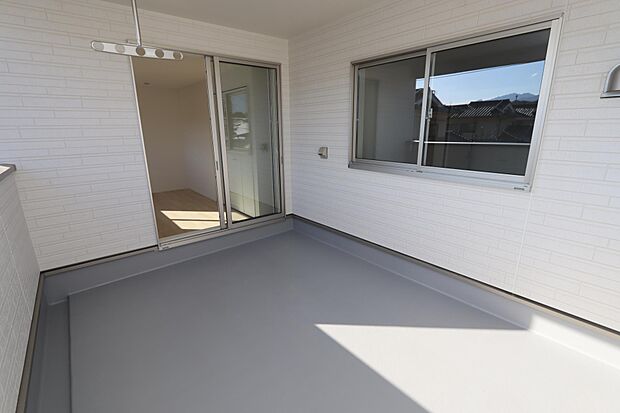 ルーフバルコニーは外出時の急な雨にも安心♪