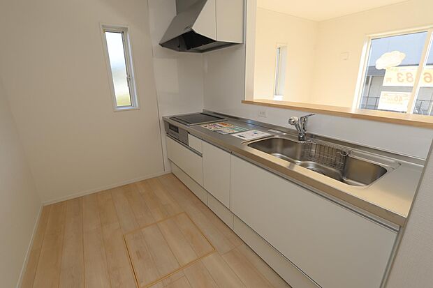 飲み物や缶詰の保存に便利な床下収納付き♪