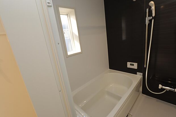 浴室には窓もあり通風・彩光に優れています♪