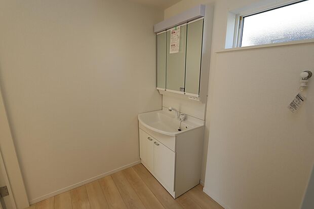 シャンプドレッサーに窓付きの洗面スペース♪