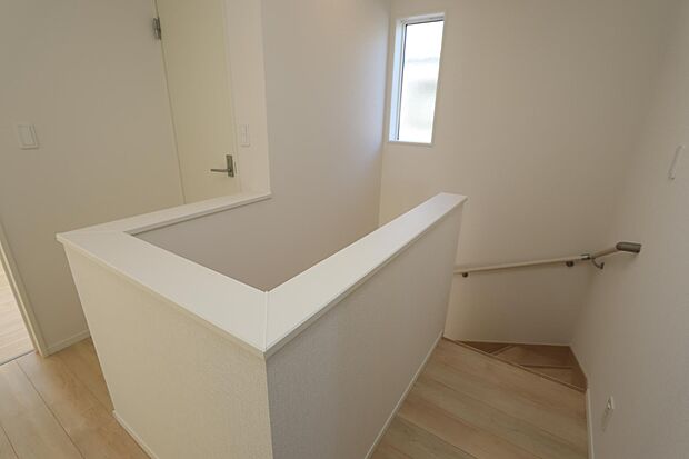 2階の階段スペースに窓があり明るいです♪　