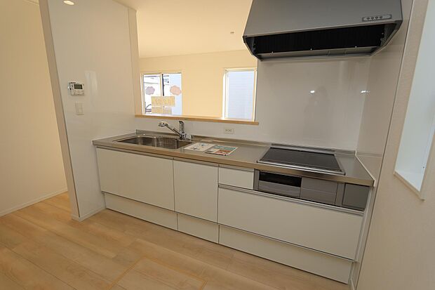 飲み物や缶詰の保存に便利な床下収納付き♪