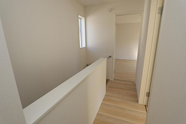 2階の階段スペースに窓があり明るいです♪