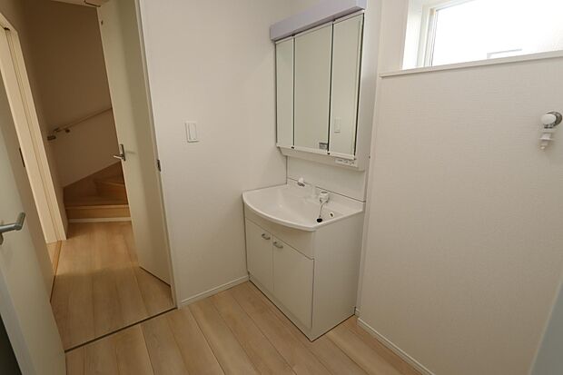 シャンプドレッサーに窓付きの洗面スペース♪