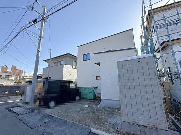 耐震等級3相当♪地震に強いお家です♪建物前に駐車場スペースを設け、陽当たりが良くなるように配置しました♪駐車2台可です♪