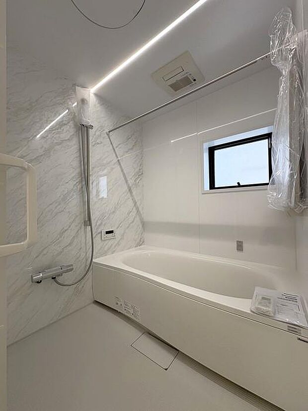 1階の浴室です♪換気設備は、浴室乾燥・暖房・涼風・換気付！オートルーバー採用で、浴室内の隅々まで空気を届け循環させる事で、浴室内をしっかり換気してくれます♪お洋服の乾燥にも貢献で家事時短です♪